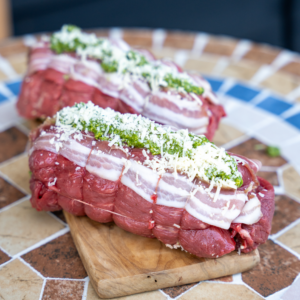 Gevulde ossenhaasrollade met rucola tapenade en parmezaanse kaas
